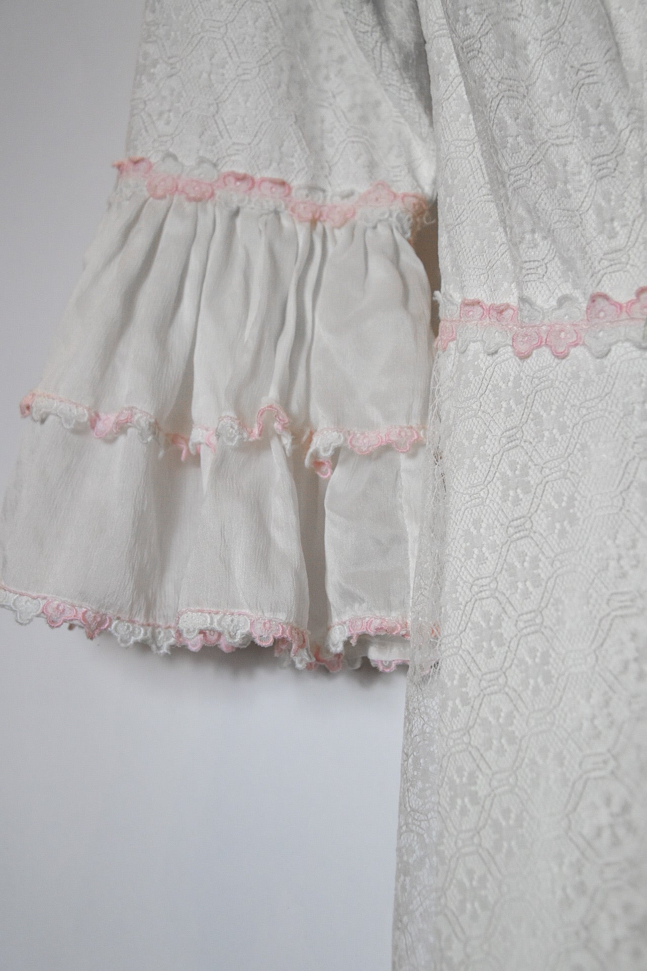 Trouwjurk met roze accenten
